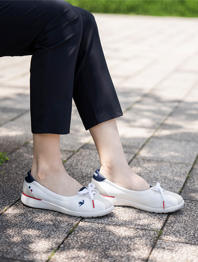 通勤やフォーマルなシーンでもスマートに履きこなせる浅ぐりデザインのパンプス風白スニーカー「LCS モンペリエPM」