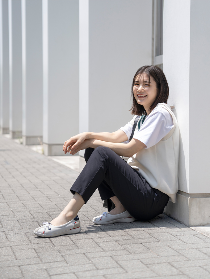 通勤やフォーマルなシーンでもスマートに履きこなせる浅ぐりデザインのパンプス風白スニーカー「LCS モンペリエPM」