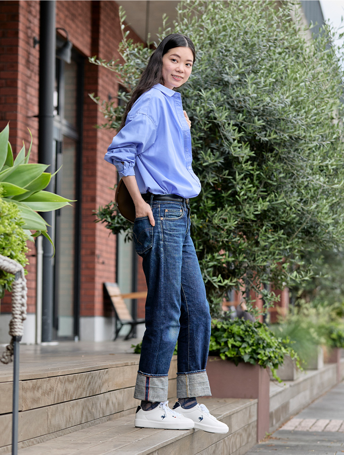 デニムスタイルを品よく仕上げるボリューム感のあるミニマルなデザインの白スニーカー「LCSシェルバウンド」