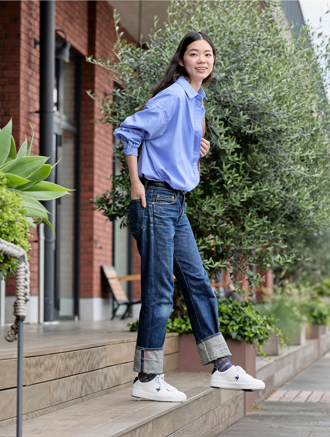 デニムスタイルを品よく仕上げるボリューム感のあるミニマルなデザインの白スニーカー「LCSシェルバウンド」