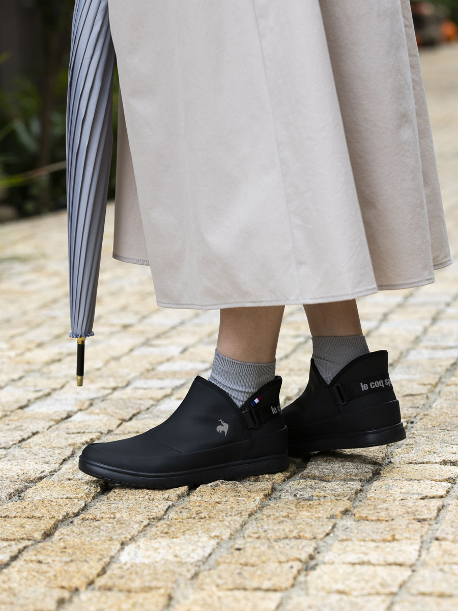 雨の日も軽やかにお出かけ。ルコックスポルティフのさっと履ける防水アンクル丈レインブーツの着用イメージ2