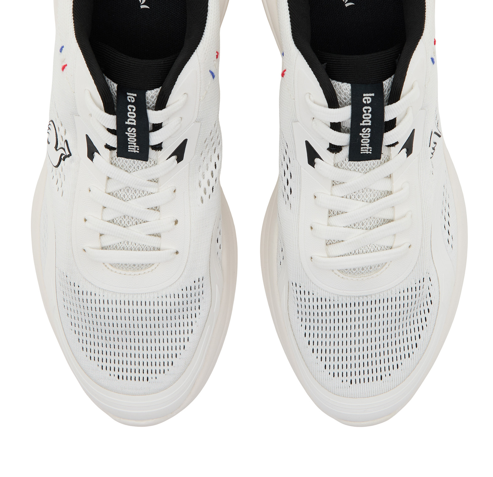 部位に応じてメッシュの孔の大きさを調整し、通気性とフィット性に配慮したエンジニアードメッシュのディテール