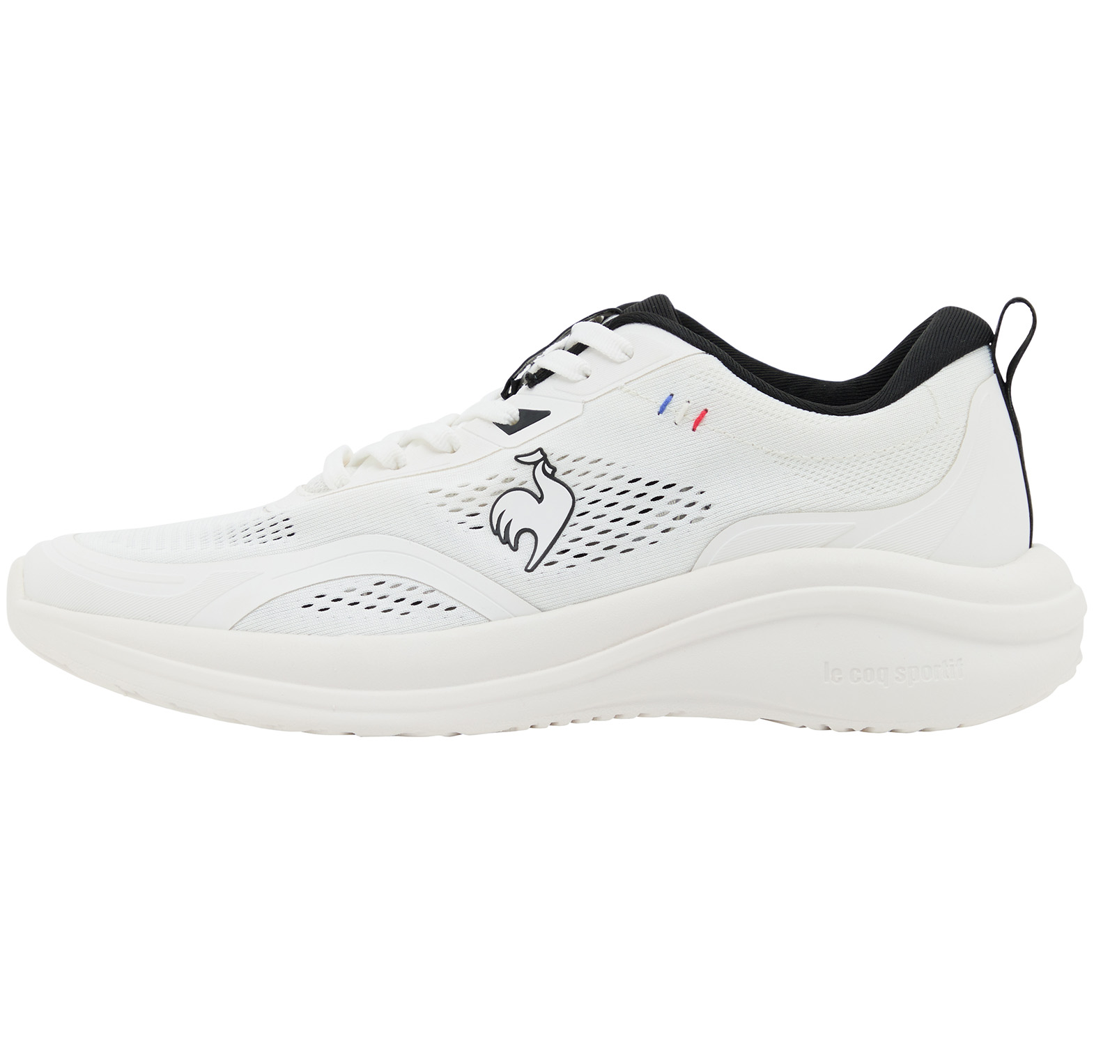 摩耗性と軽量性に配慮し、ミッドソールとアウトソールを一体化させたクッション性のあるソール設計