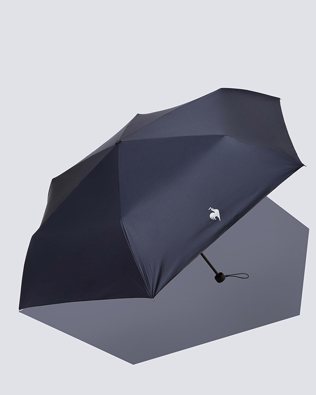 ルコックスポルティフの晴雨兼用折りたたみアンブレラ。遮熱・遮光・UVカット機能に優れた軽量日傘。夏の強い日差しを遮り、持ち運びにも便利。