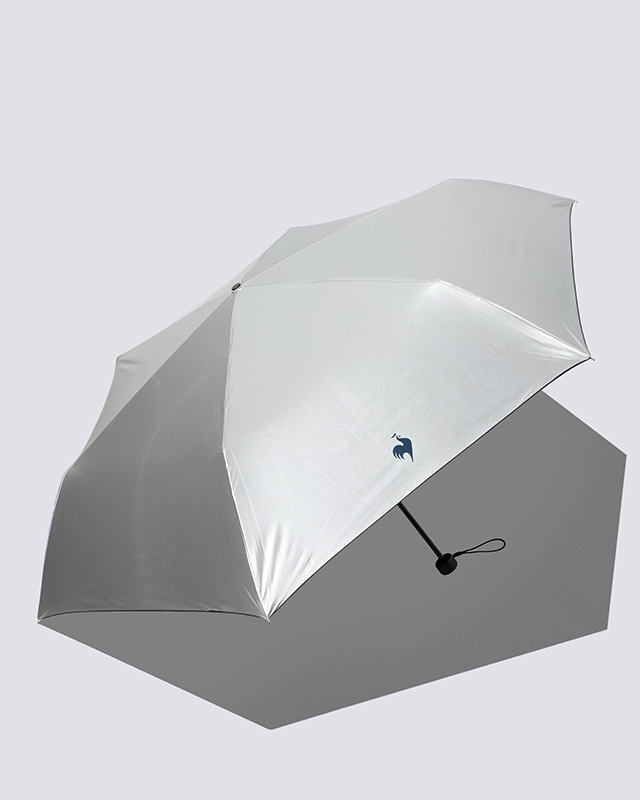 ルコックスポルティフの晴雨兼用折りたたみアンブレラ。遮熱・遮光・UVカット機能に優れた軽量日傘。夏の強い日差しを遮り、持ち運びにも便利。