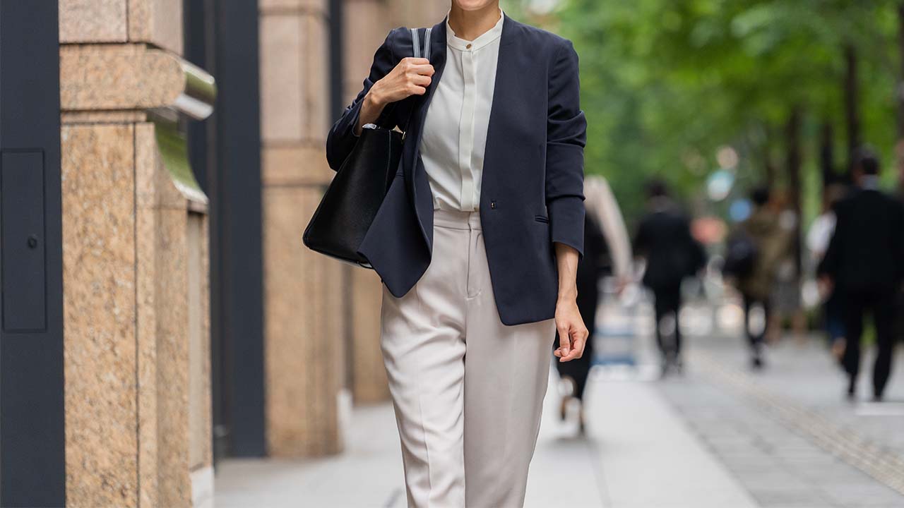 女性のビジネスカジュアルの基本的な服装・アイテム