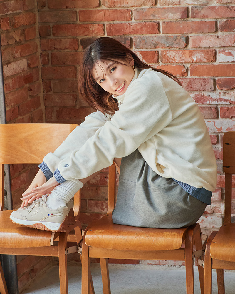 ルコックスポルティフの新作ヒールスニーカーLCSマルゴーを履いた芳根京子さんの大人カジュアルコーディネート