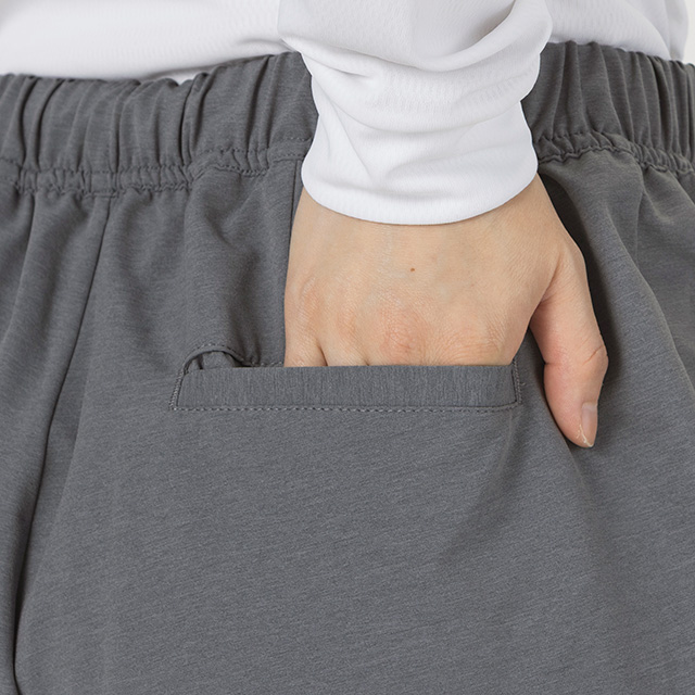 エアスタイリッシュパンツ9分丈テーパードシルエットのレディースパンツ商品画像【グレー】。