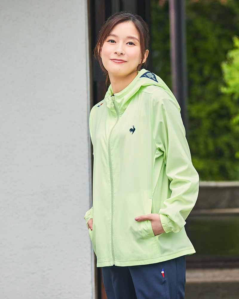 ルコックスポルティフのグリーンのクロスジャケットとネイビーパンツを着用した芳根京子さん