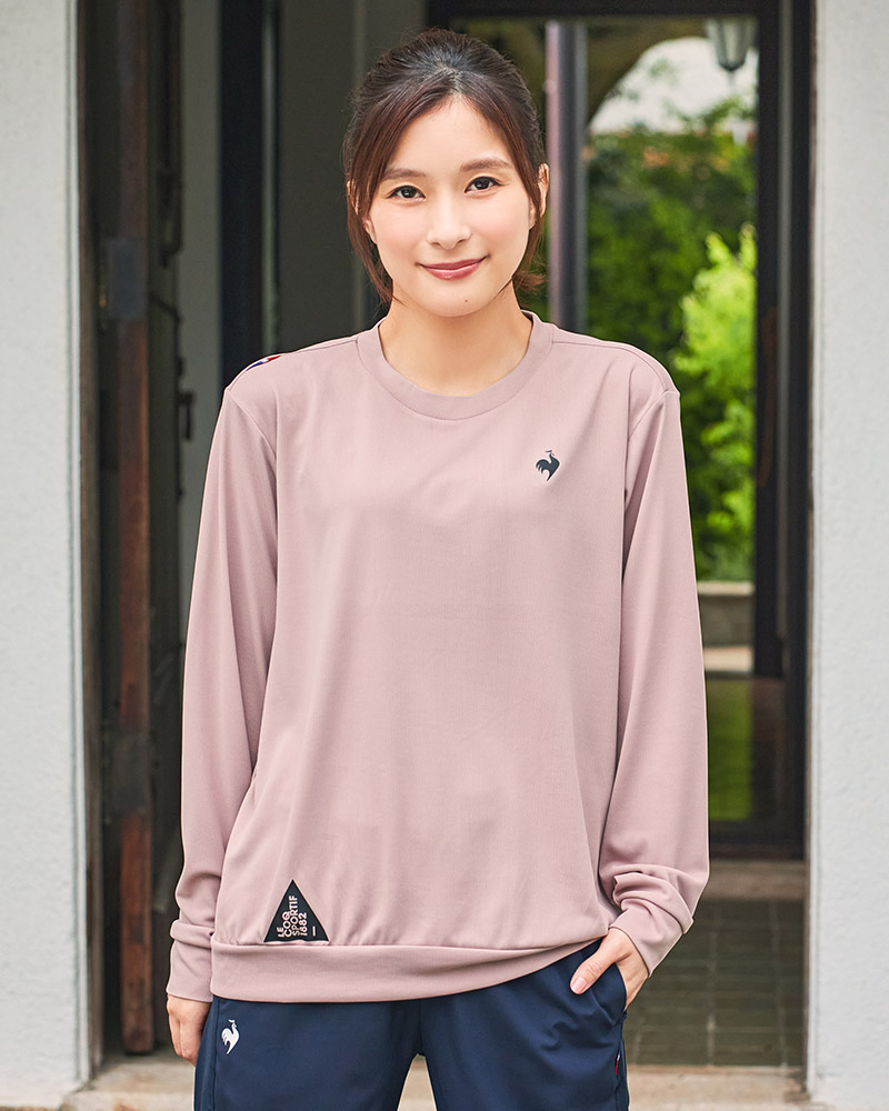 ルコックスポルティフの新作ピンクカラー長袖Tシャツを着用した芳根京子さん