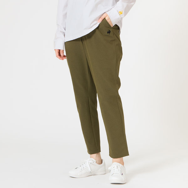 きれいなシルエットで動きやすいエアスタイリッシュパンツ カーキ