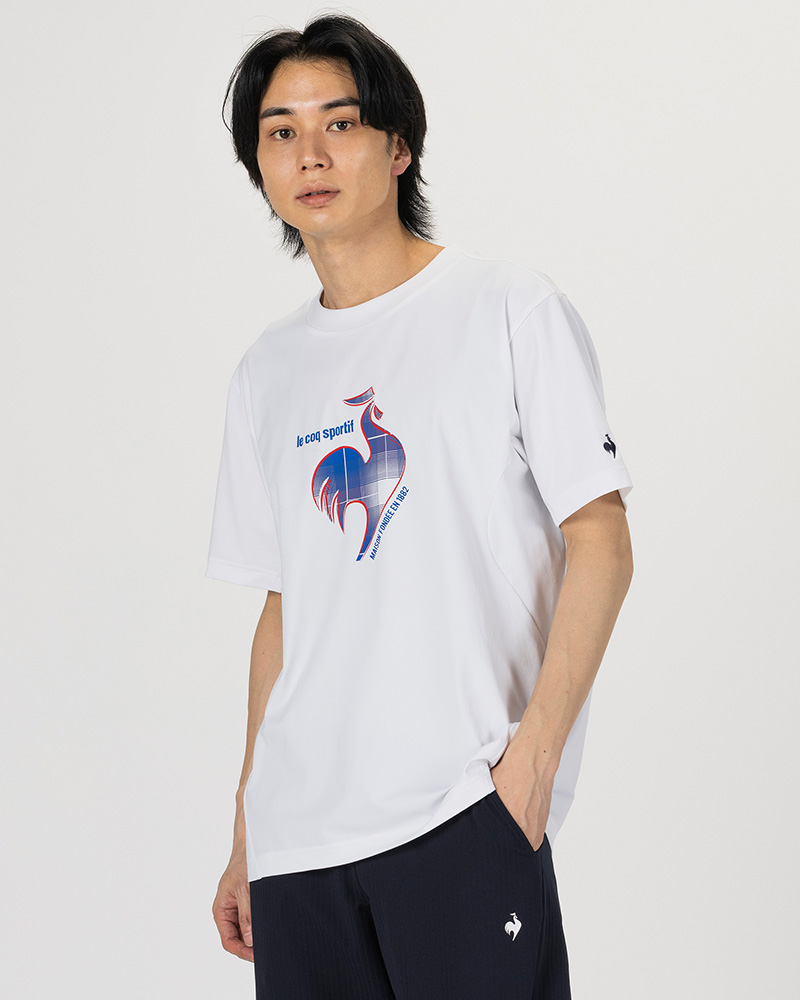ルコックスポルティフ夏の新作メンズトップスのルースター半袖Tシャツを着用しているモデル画像