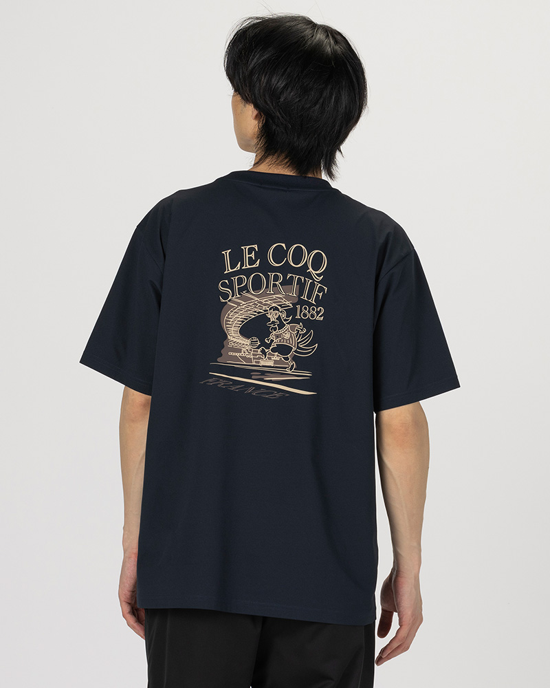 ルコックスポルティフ夏の新作メンズトップスのルースターグラフィック半袖Tシャツを着用しているモデル画像
