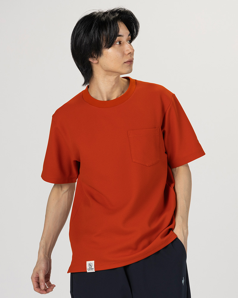 ルコックスポルティフ夏の新作メンズトップスのヘランカカノコ半袖Tシャツを着用しているモデル画像