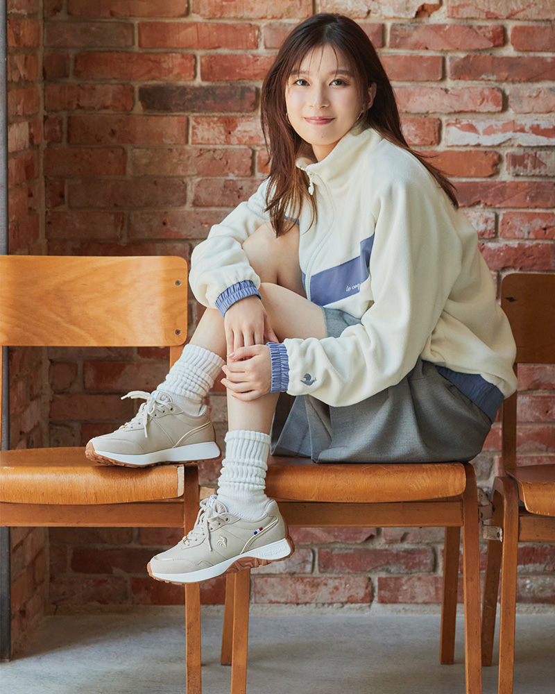 ルコックスポルティフの新作ヒールスニーカーLCSマルゴーを履いた芳根京子さんの大人カジュアルコーディネート