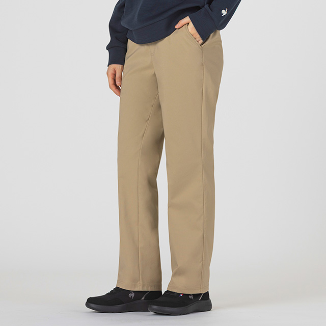 エアスタイリッシュパンツ9分丈テーパードシルエットのレディースパンツ商品画像【ベージュ】。