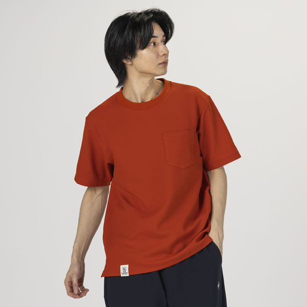 ヘランカカノコ半袖Tシャツのメンズモデル着用画像【レッド】