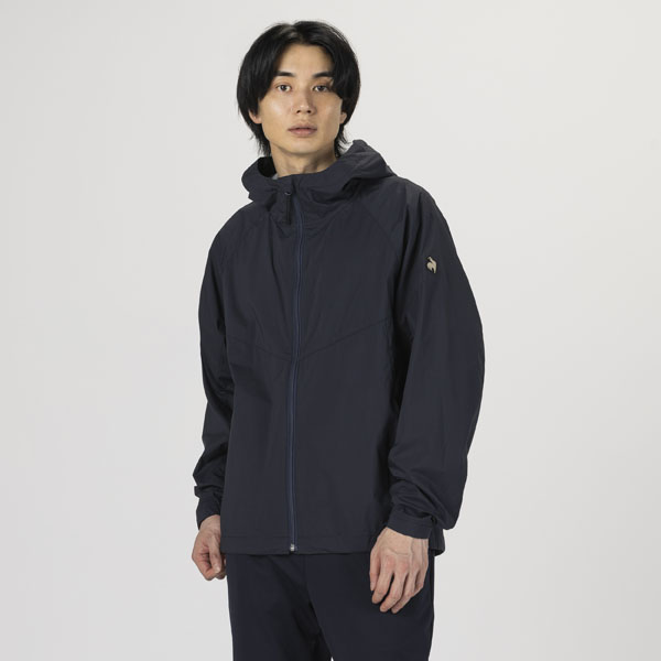 はっ水ウィンドブレーカーのメンズモデル着用画像【ネイビー】