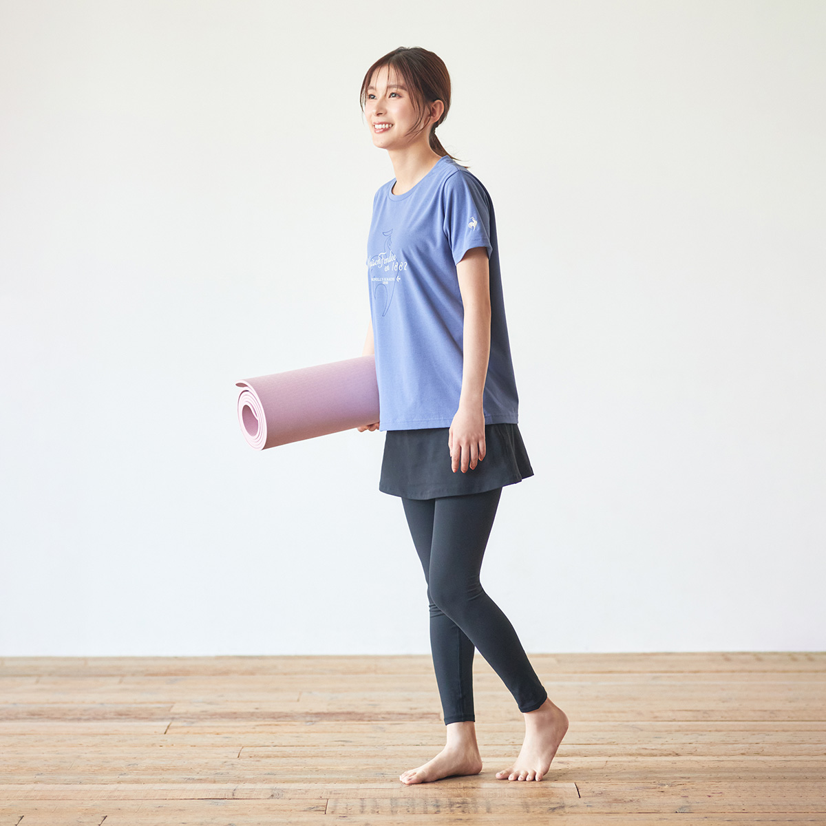 芳根京子さんが着用するルコックスポルティフの体型カバー半袖Tシャツとスカート付きロングタイツのヨガウェアコーディネート