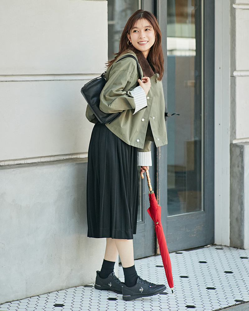 お出かけコーディネートにルコックスポルティフの薄底防水スニーカーを合わせる芳根京子さんの全身スタイリングカット