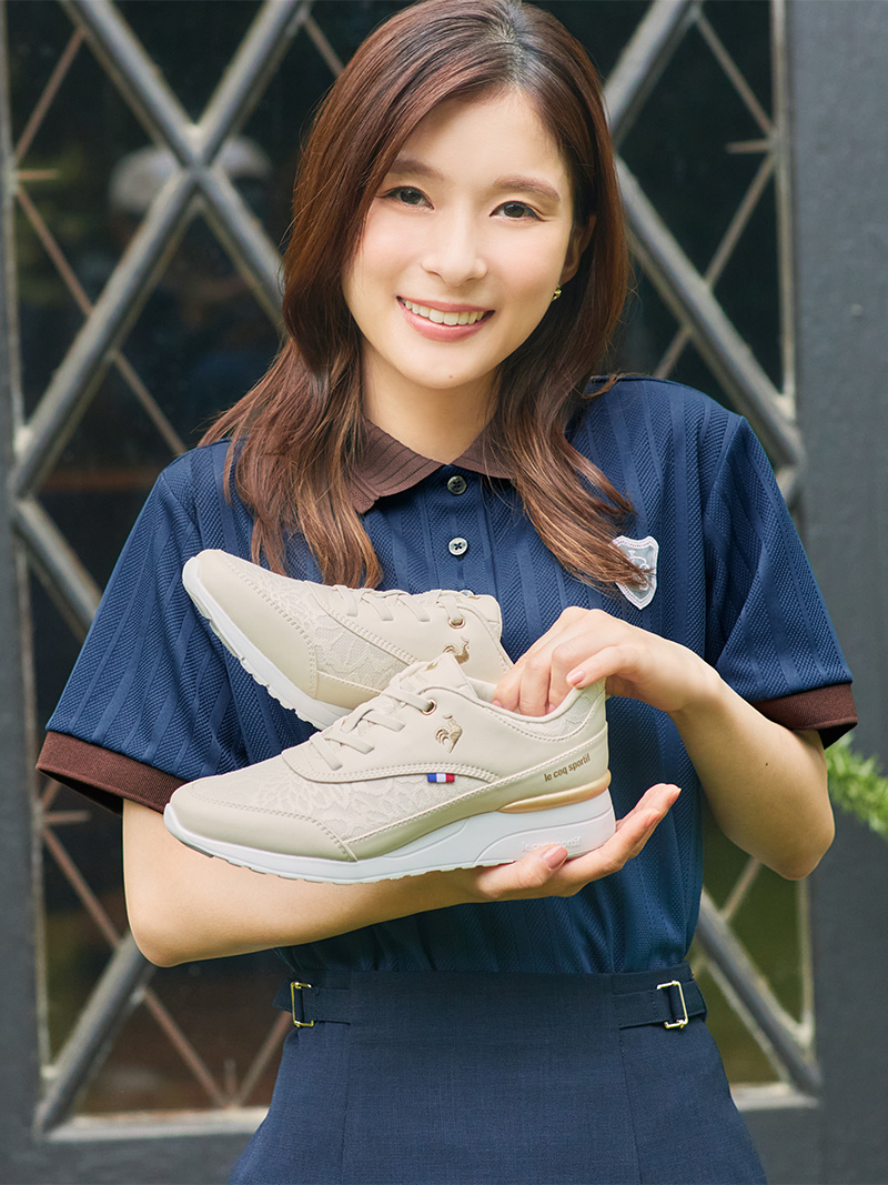 さっと履けて心地いい軽量ヒールアップスニーカー芳根京子さん着用画像