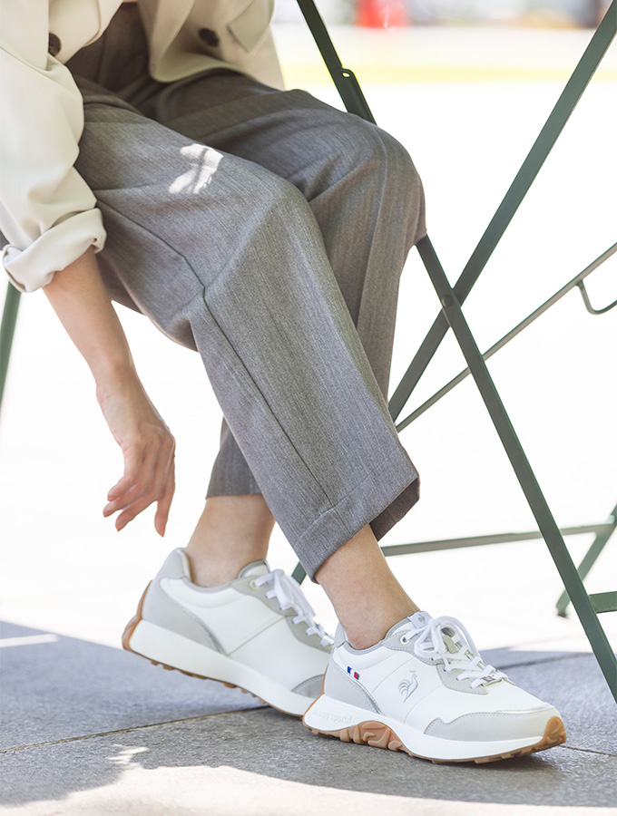 白のヒールスニーカーにジャケットとスラックスを合わせた40代女性の通勤コーディネート