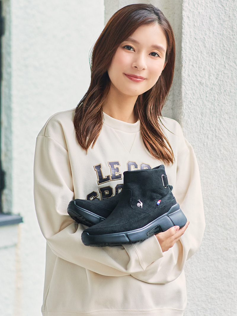 手を使わずにさっと履けるLCSロワールブーツSIを持つ芳根京子さん
