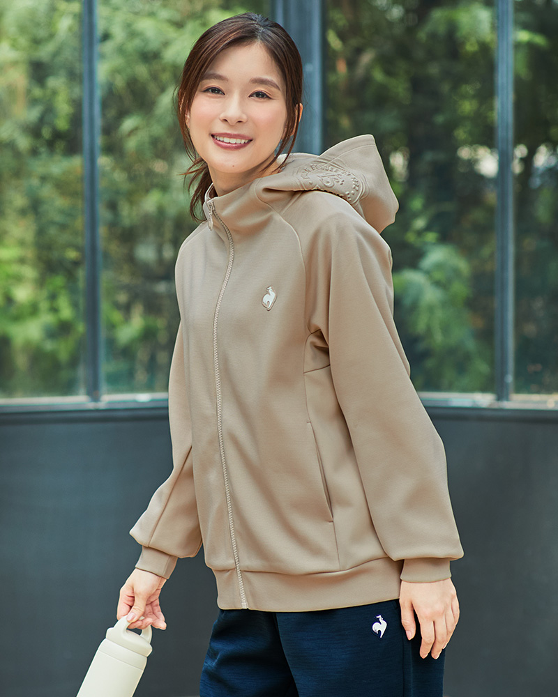 LOOK1大人の上品スウェットスタイル（芳根京子さん着用）