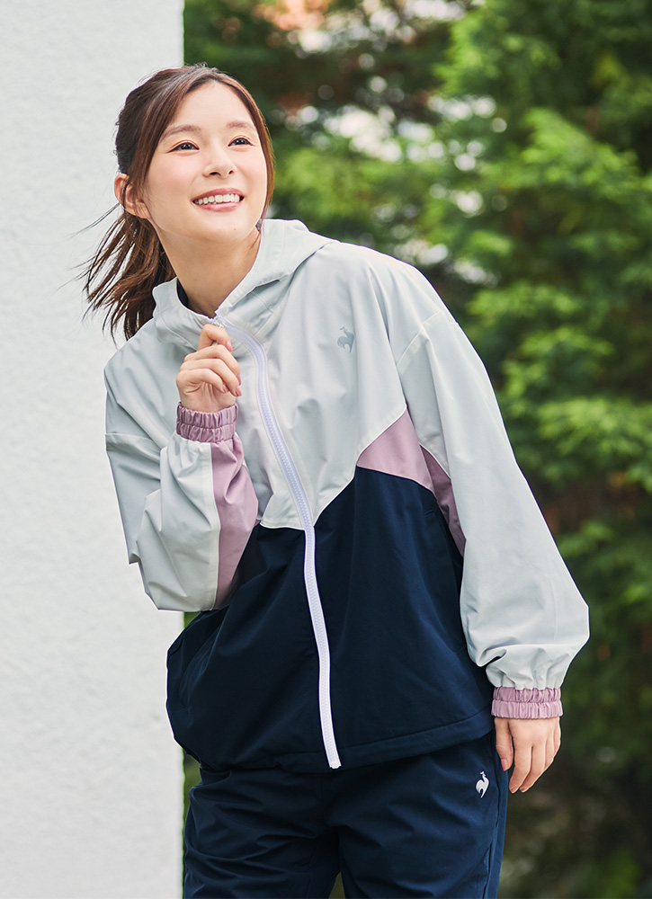 ホワイトとピンクとネイビーの配色が美しい裏起毛ウィンドブレーカーを着こなす芳根京子さん