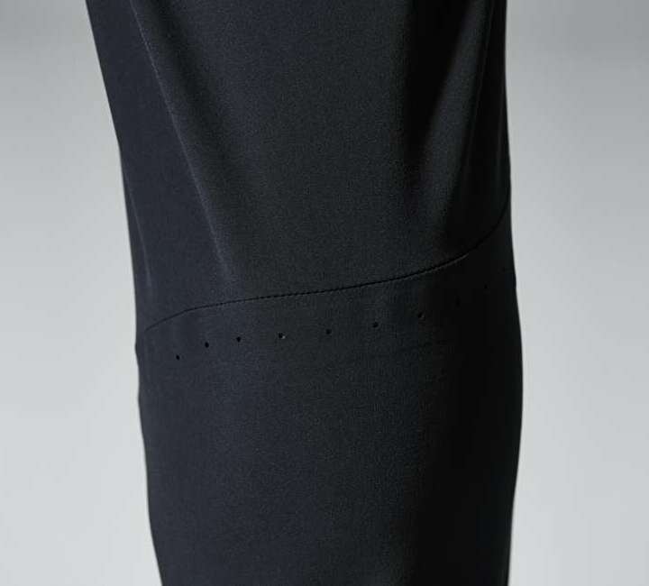 イメージ:脚の動きにともなって不快な衣服内のムレを逃す膝裏のベンチレーション。