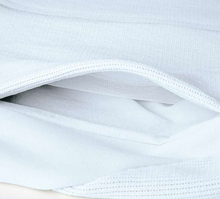 イメージ:両脇のポケット内部は薄手のメッシュ素材を使用しコンパクトに。