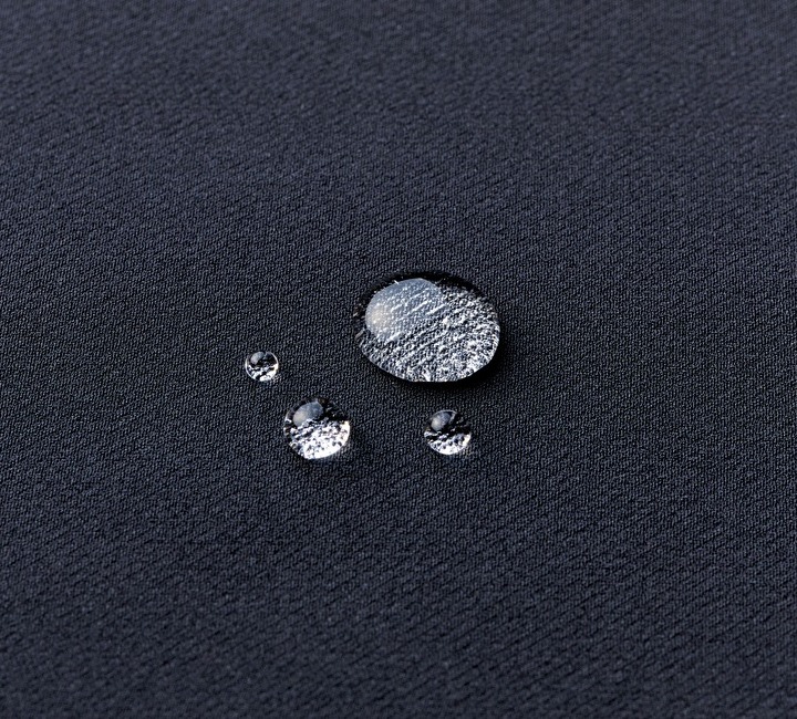 イメージ:軽い雨などを弾くはっ水加工。