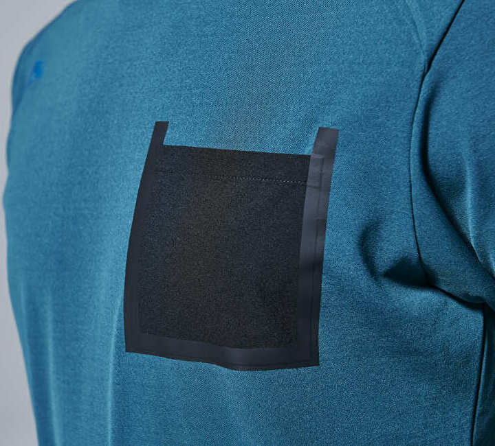 イメージ:布帛の異素材を圧着加工で左胸に配置。実用性とデザイン性を兼ね備えたポケットに。