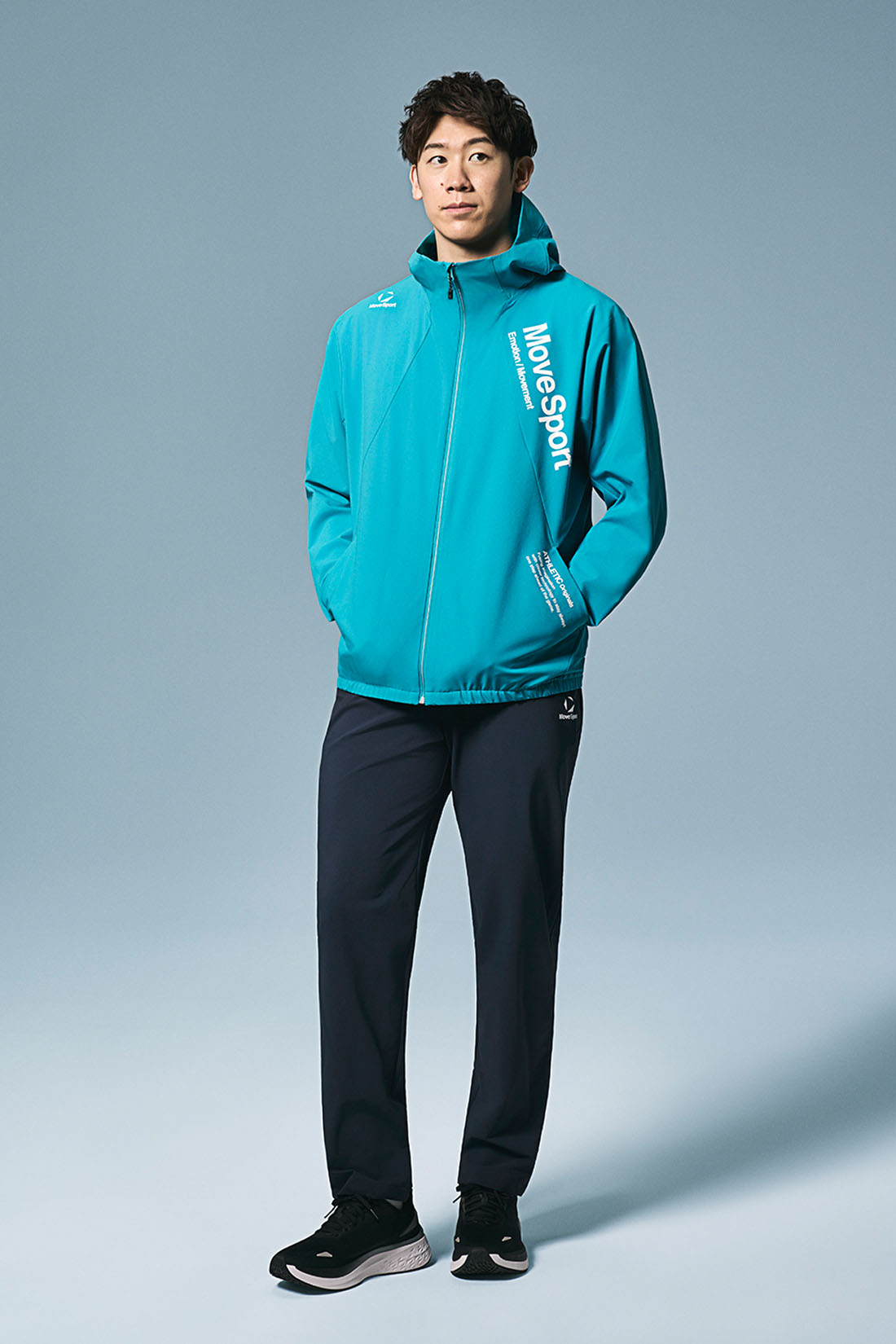 石川祐希選手が着こなす水色のジャケットとネイビーのロングパンツのセットアップ｜部活やジョギングなどにおすすめ