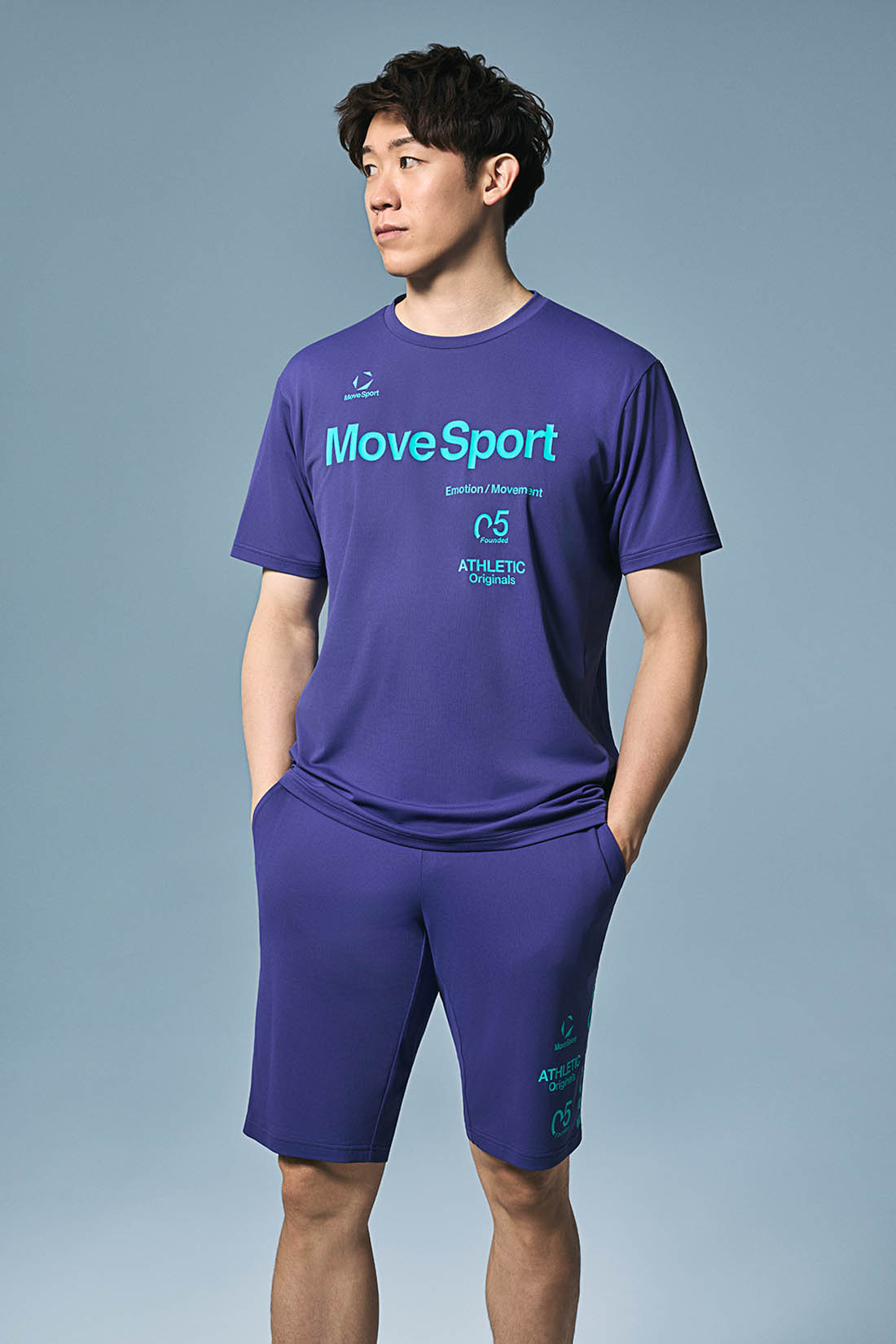 石川祐希選手が着こなすブルーのスポーツTシャツとブルーのハーフパンツ｜部活の練習や移動、日常使いなどにおすすめ