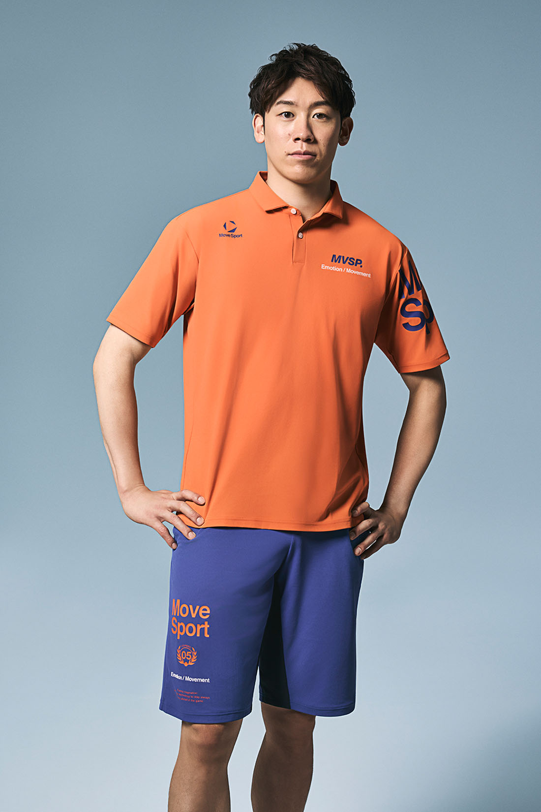 石川祐希選手が着こなすオレンジ色のポロシャツと青いハーフパンツ｜夏の部活の練習や日常使いなどにおすすめ