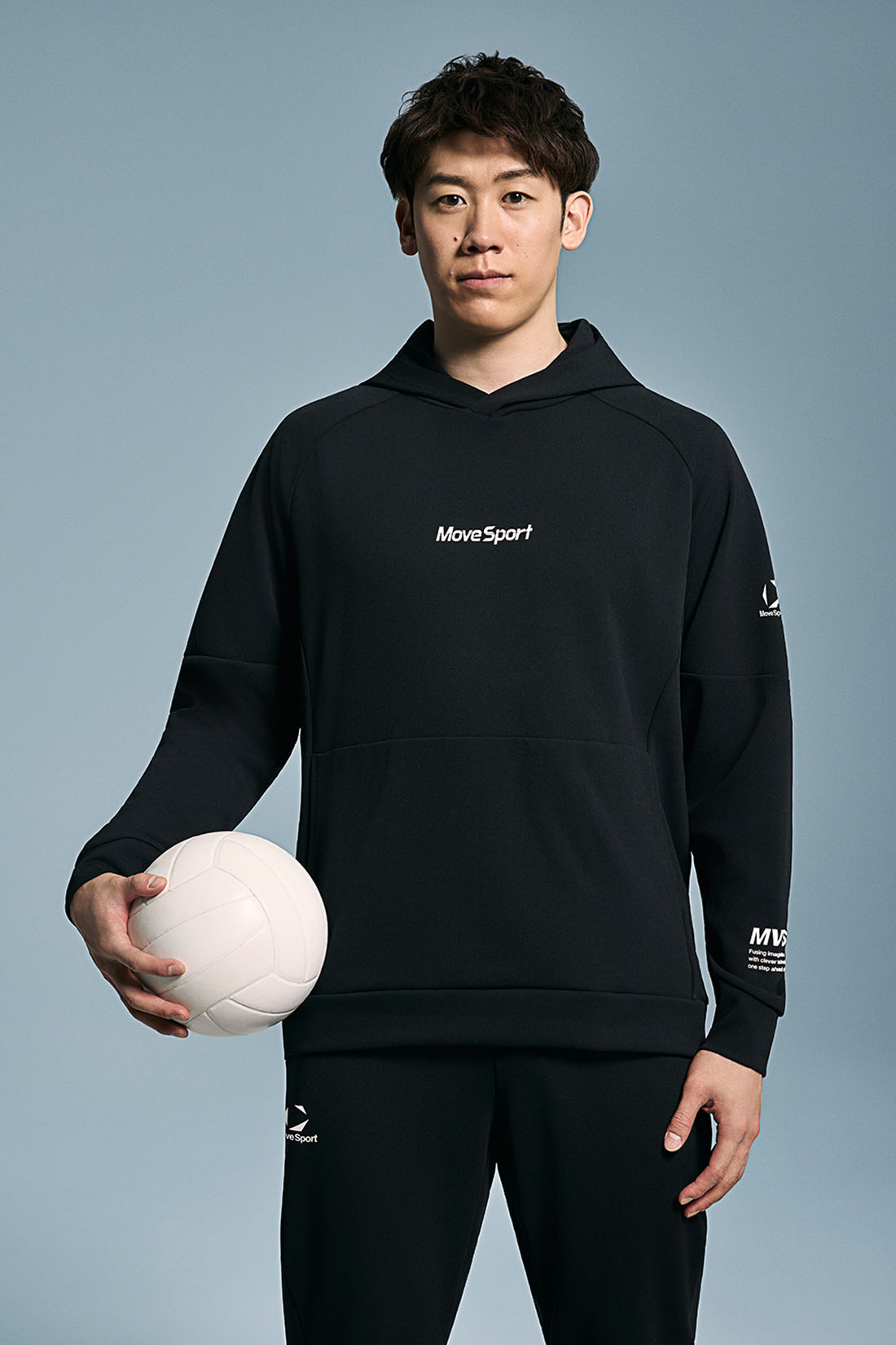 石川祐希選手が着こなすバレーボールのスウェット｜アップや移動におすすめ