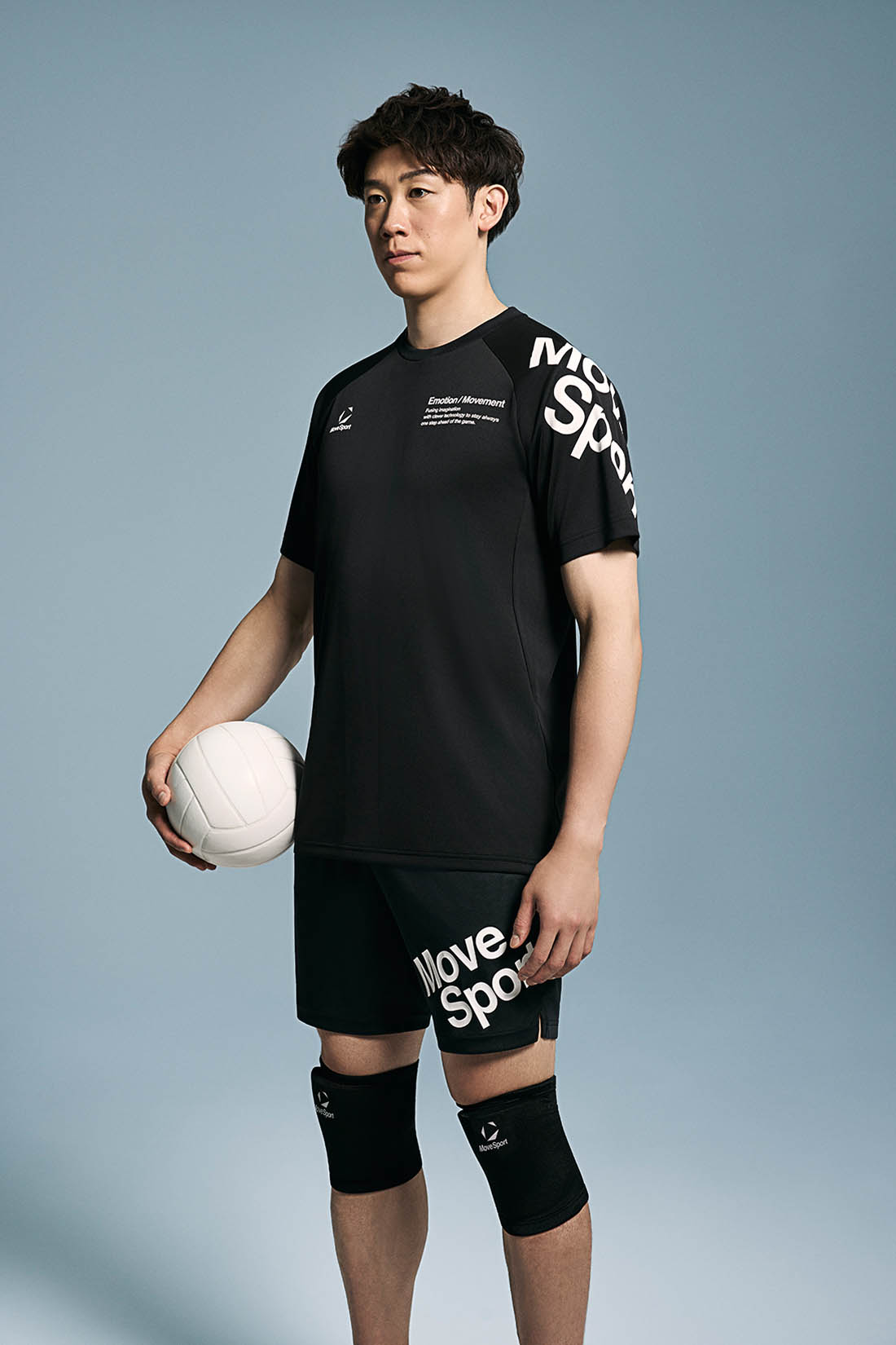 石川祐希選手が着こなすバレーボールのプラシャツとプラクティスパンツ｜タッチネット対策設計のプラシャツ