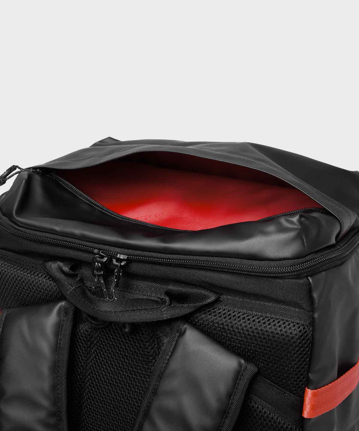 出し入れしやすい上部ファスナーポケット。