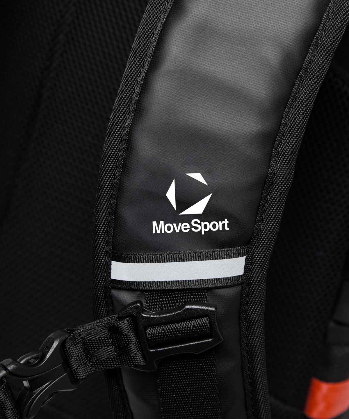 視認性を高める再帰反射テープ付。