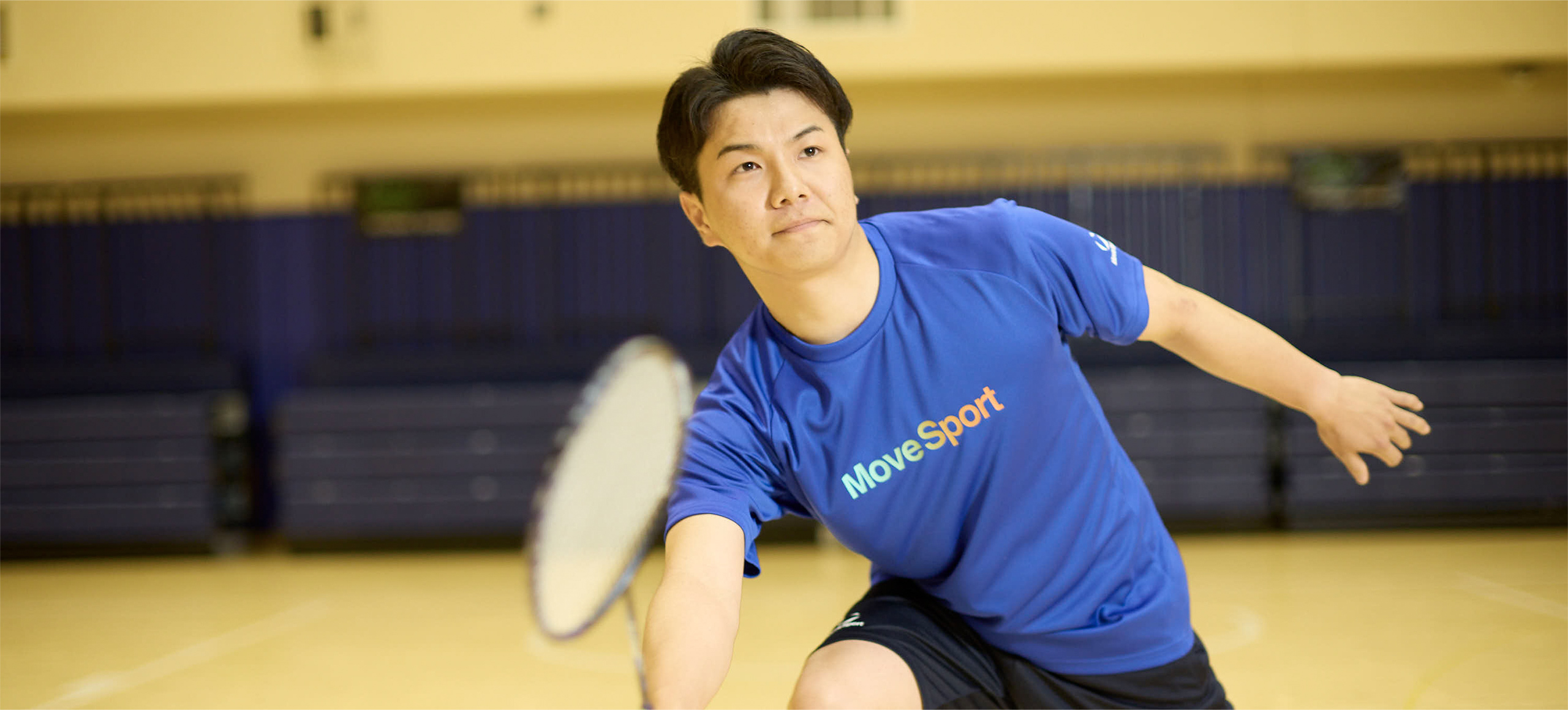 バドミントン部で部活動に励む、ブルー色の部活Tシャツ