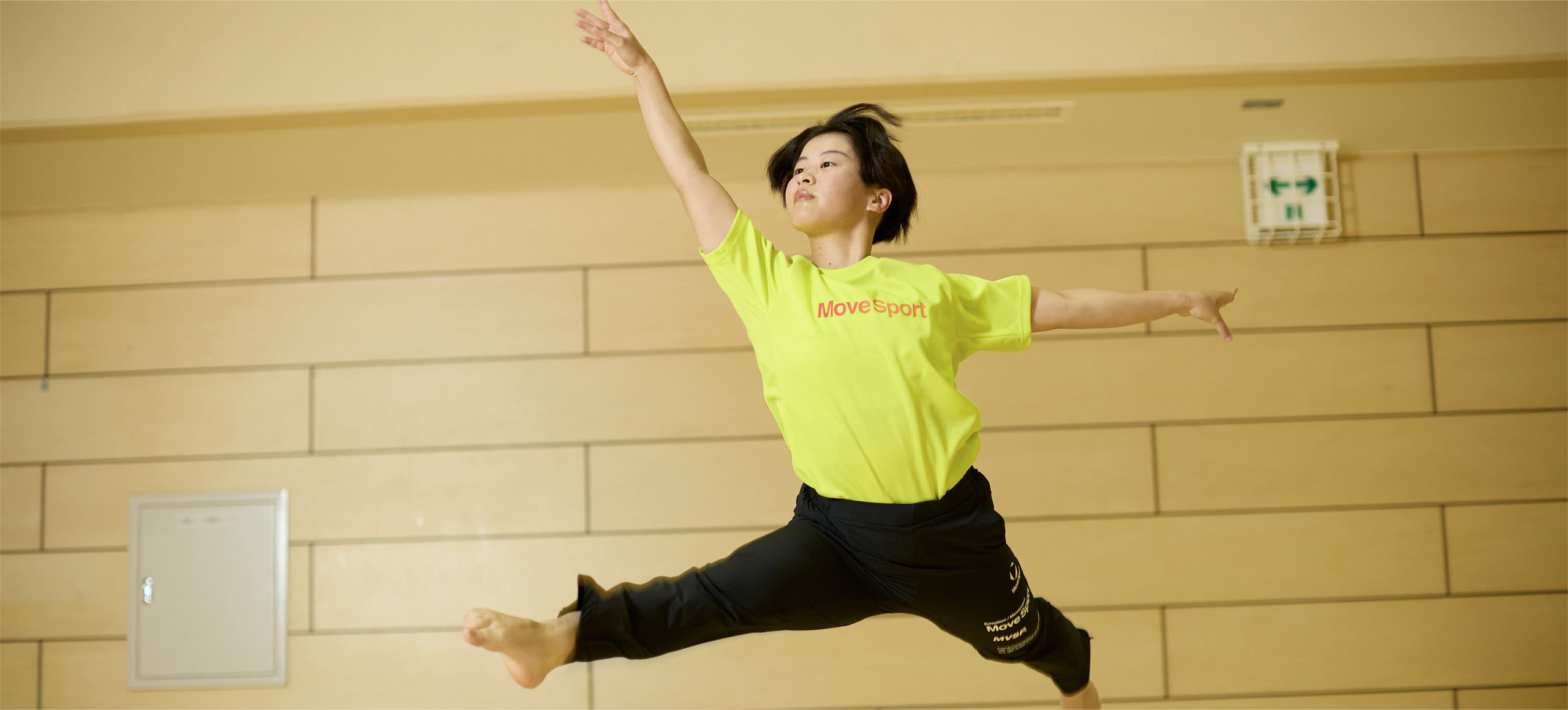 体操部で部活動に励む、イエロー色の部活Tシャツ