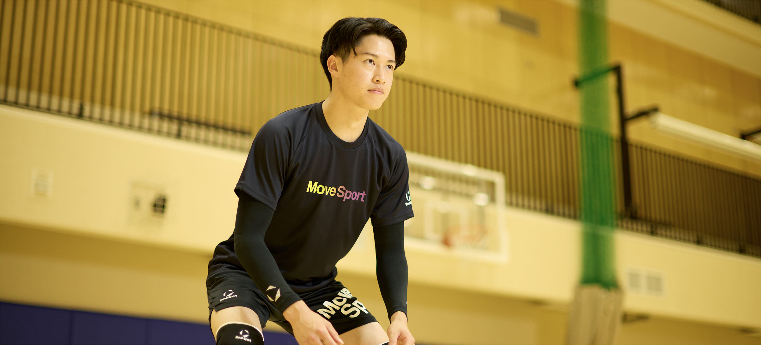 バレーボール部で部活動に励む、ネイビー色の部活Tシャツ