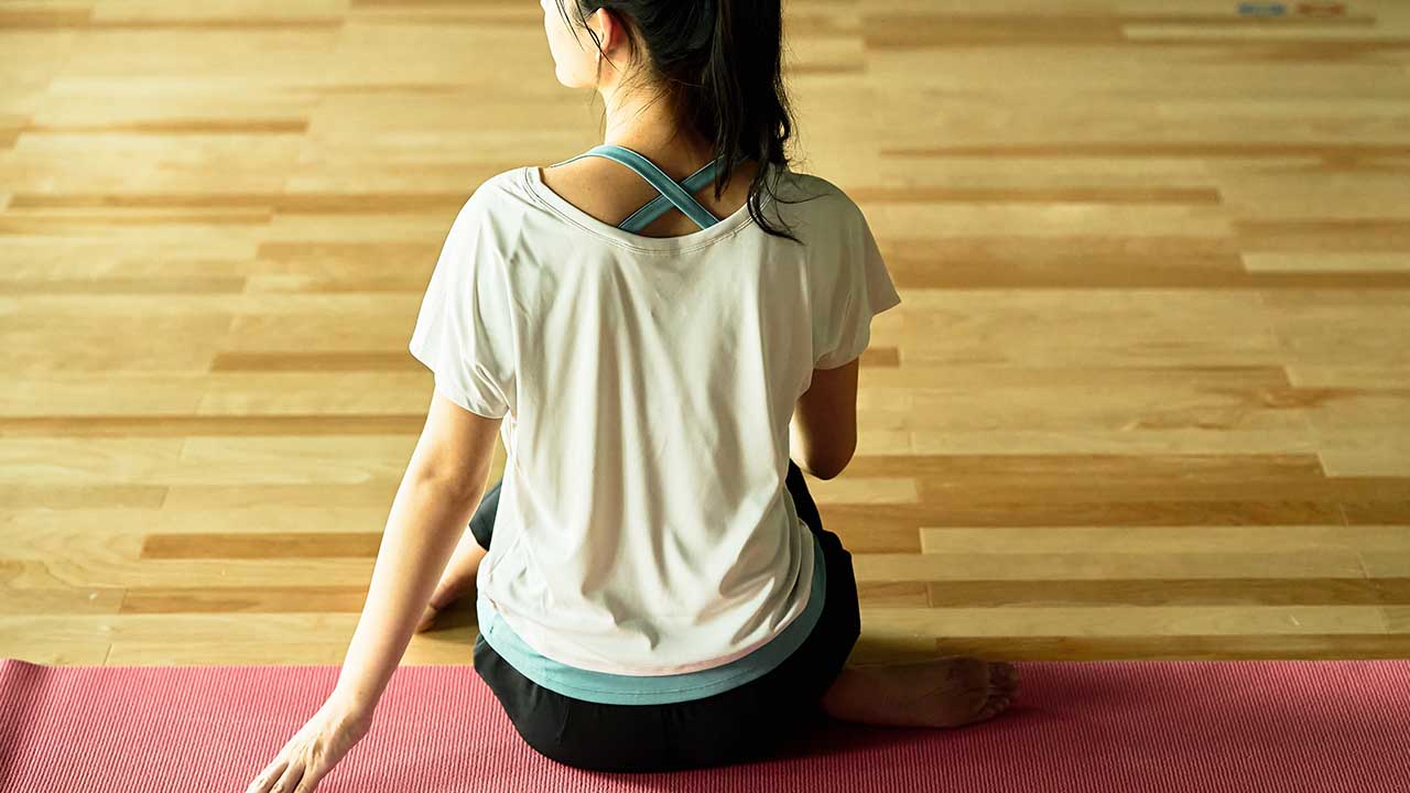 トレーニングウェアを着てストレッチしている女性