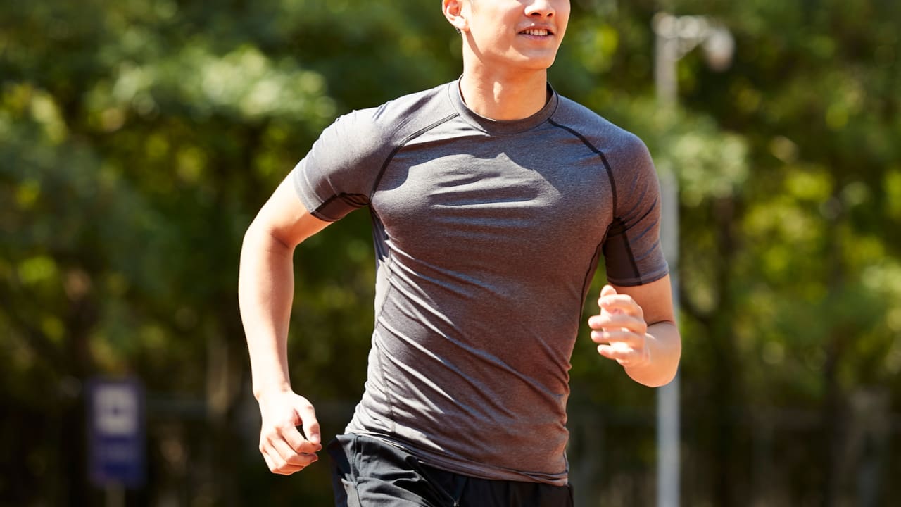 かっこいいと人気のメンズランニングウェアがそろうスポーツブランド