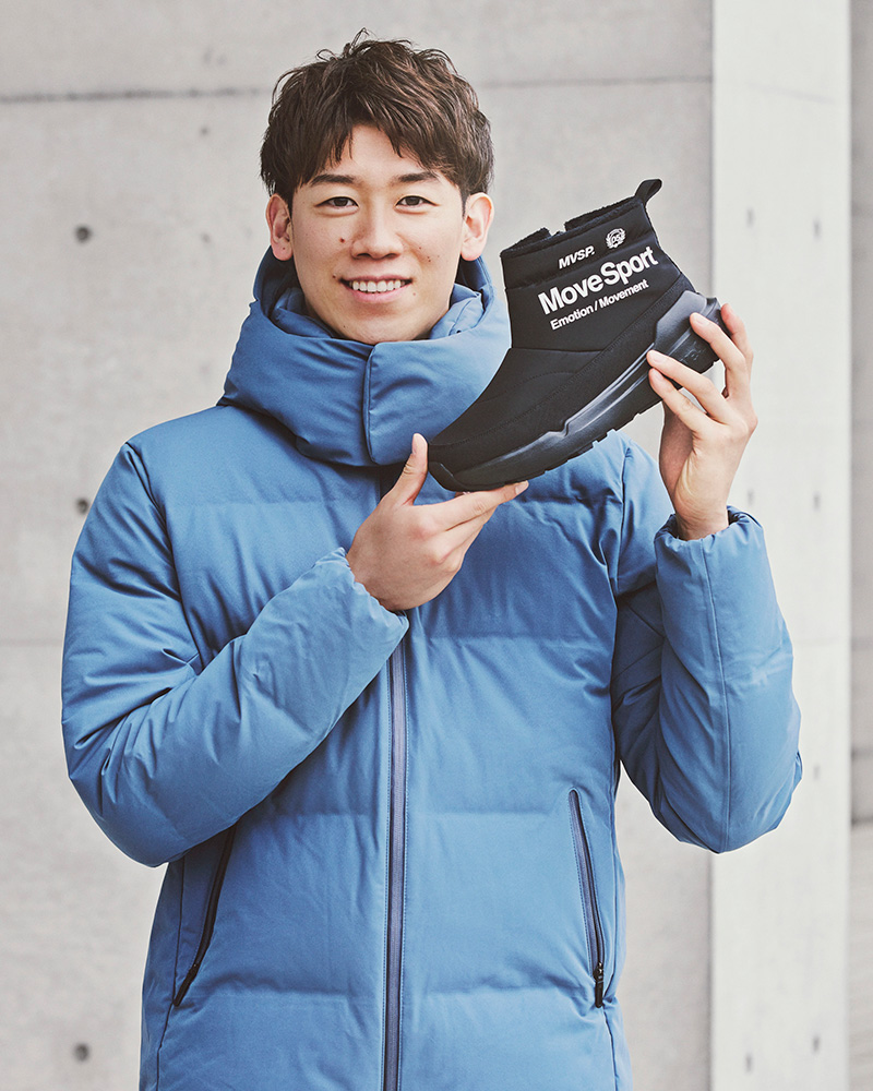 MoveSportのウインターブーツを手にする石川祐希選手