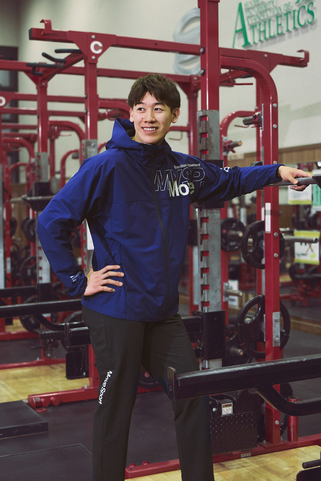 石川祐希選手が着こなすブルーのスポーツTシャツとブルーのハーフパンツ｜部活の練習や移動、日常使いなどにおすすめ