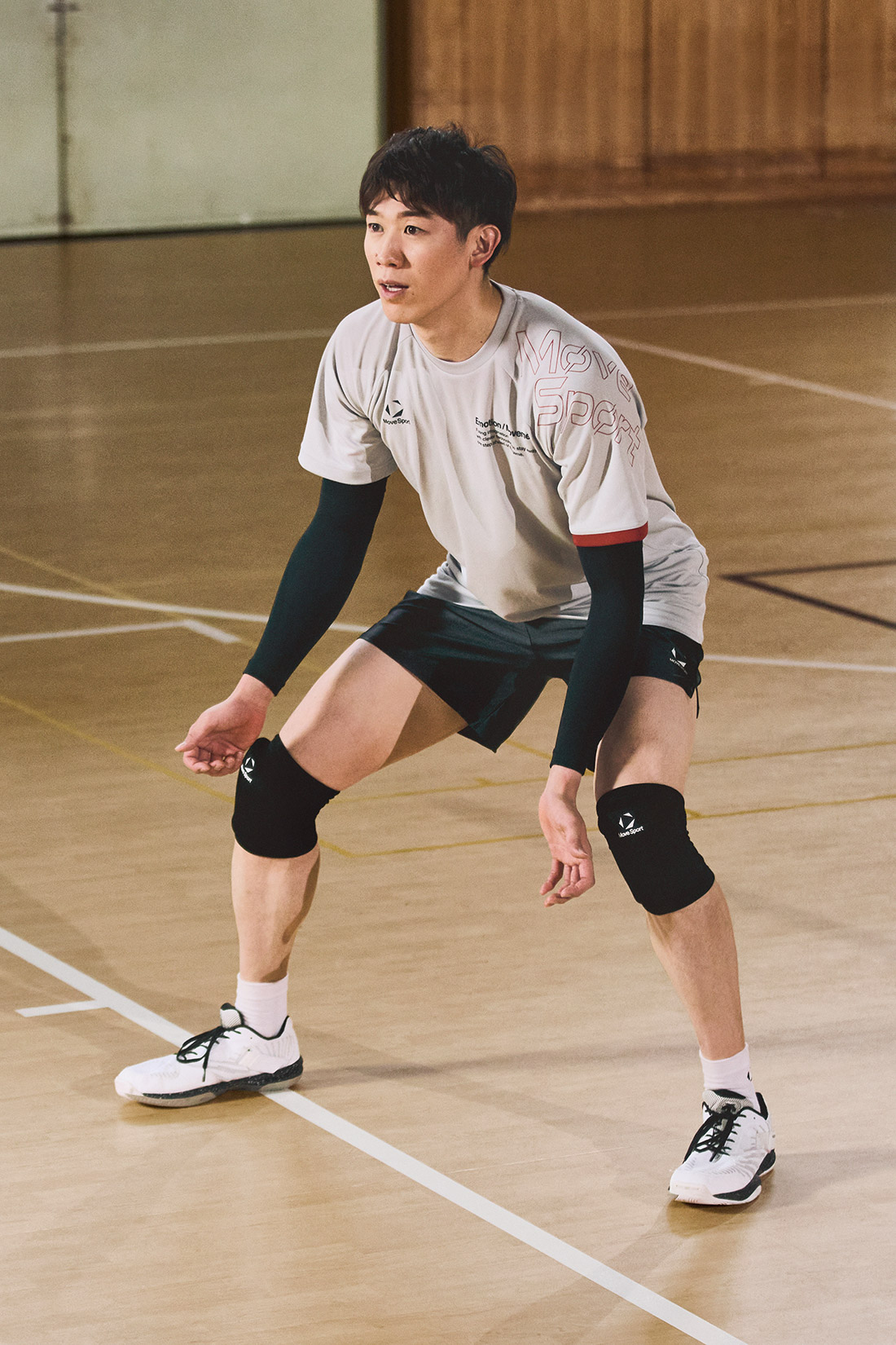 石川祐希選手が着こなすバレーボールのスウェット｜アップや移動におすすめ