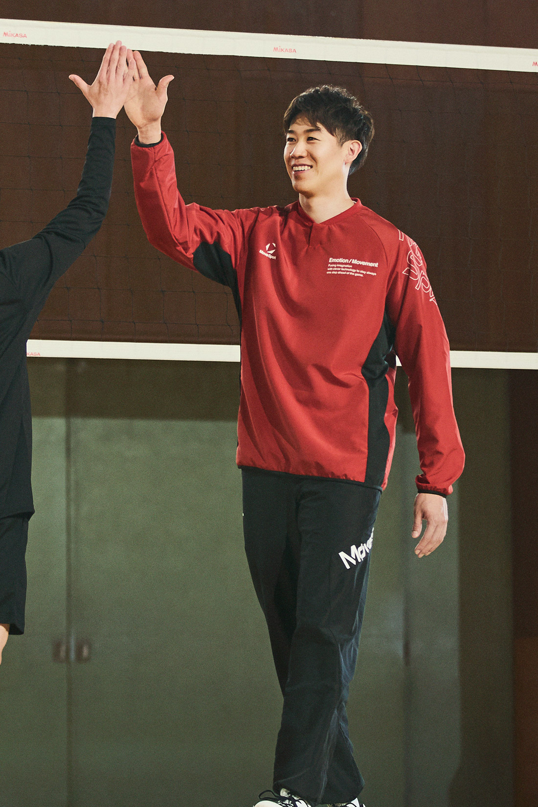 石川祐希選手が着こなすバレーボールのプラシャツとウォームアップパンツ｜タッチネット対策設計のプラシャツ