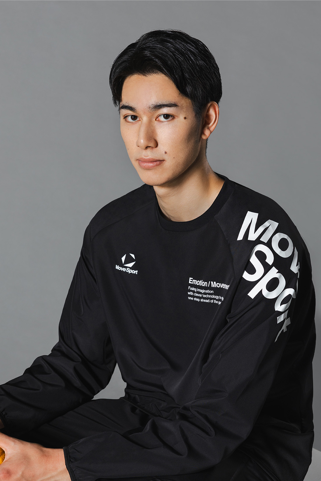 肩にMoveSportロゴが入ったブラック長袖ピステを着こなす甲斐優斗選手